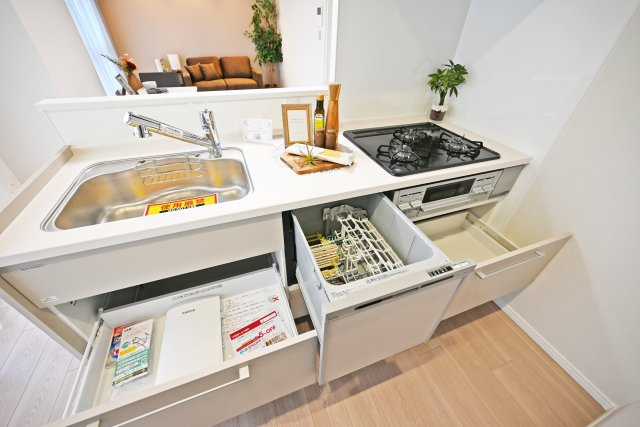 グランドハイツ甲陽園のキッチン|シンク下には大きなお鍋やフライパンがスッポリ収納できるスペースがあります。又、食後の面倒な片付けも食洗機付なのがうれしいですね。
