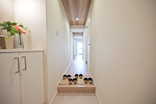 グランドハイツ甲陽園の玄関|玄関に入ったところを撮影した写真です。玄関収納を設置しているので玄関周りをスッキリと片付けできます。又、玄関収納上にはお花や絵画など飾れます。