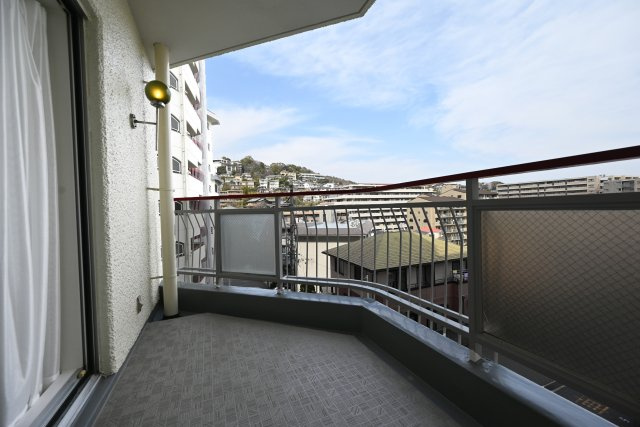 グランドハイツ甲陽園のバルコニー|バルコニーはリビングと洋室の2ヶ所に面して設置してあります。どちらも奥行もあるので洗濯物を干すだけでなく、気分転換にゆっくりしたりする空間としても利用できます。