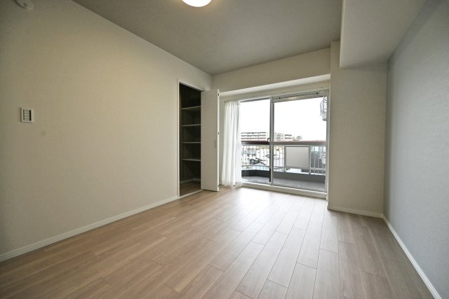 グランドハイツ甲陽園の洋室|バルコニーに面した洋室は明るい自然光が差し込む空間です。