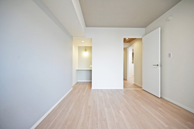 グランドハイツ甲陽園の洋室|洋室はウォークインクローゼット＆ワークスペースカウンター付です。