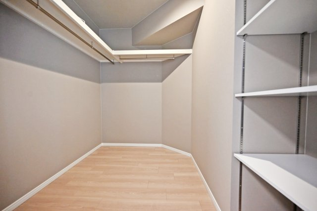 グランドハイツ甲陽園の収納|洋室に隣接のウォークインクローゼット。大容量の収納力で、普段使う衣類はもちろん季節ものや趣味のアイテムまでまとめて片付けられます。