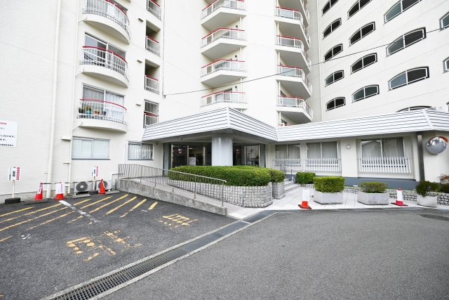 グランドハイツ甲陽園のエントランス|エントランスの外からの画像です。