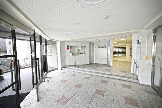 グランドハイツ甲陽園のエントランス|エントランスの内部の画像です。