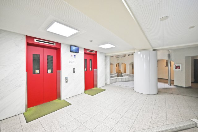 グランドハイツ甲陽園のその他共用部分|エレベーターホールです。