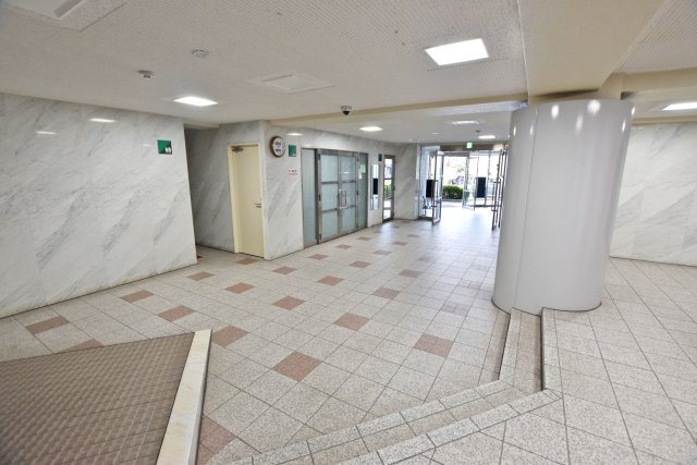 グランドハイツ甲陽園のエントランス|マンションを印象付ける大切な場所のエントランスは、
明るく・清潔感が溢れ広々としています。
