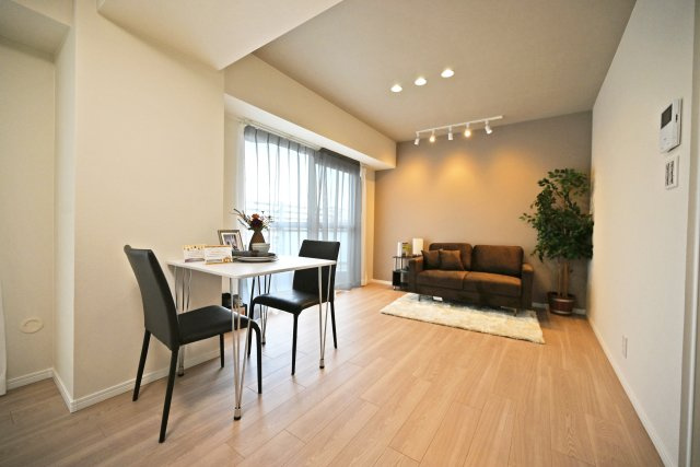 グランドハイツ甲陽園の居間・リビング|リビングスペースにはアクセントクロスを採用。メリハリを付けてインパクトのある空間造りをしています。又、天井にはダウンライトを設置し、天井からの圧迫感を低減させて開放感を演出しています。