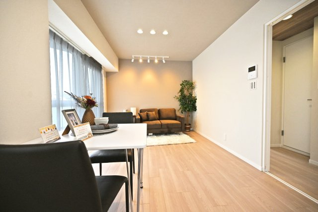 グランドハイツ甲陽園の居間・リビング|キッチン側からリビングに向かって撮影した写真です。お料理をしながらでもリビングの様子が見えるので、何かと安心です。