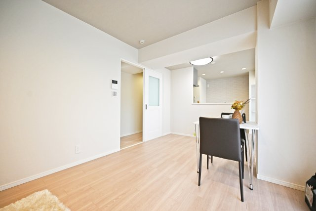 グランドハイツ甲陽園の居間・リビング|床材は温かみのあるナチュラルテイストのものを採用。様々な家具にも相性がいいので、お気に入りの家具を設置しやすいのも◎