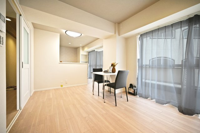 グランドハイツ甲陽園の居間・リビング|バルコニーに面したリビングダイニングは自然光が差し込む明るい空間です。家族の笑い声が聞こえてきそうですね。