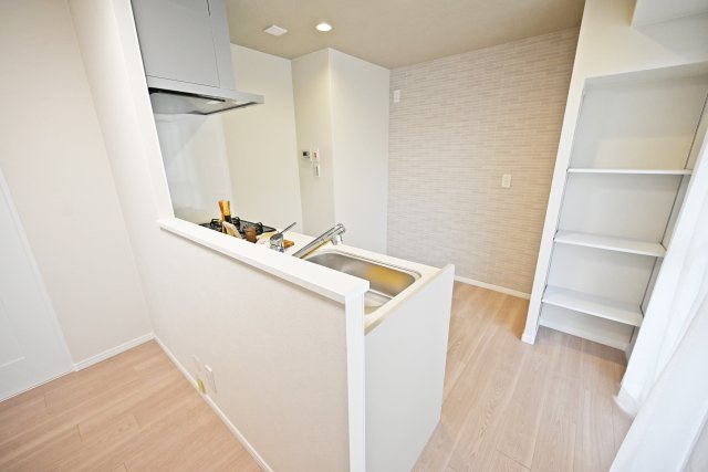 グランドハイツ甲陽園のキッチン|オープンタイプの対面式キッチンを採用しているので、お料理中でも家族との会話が途切れることはありません。今日の献立を聞いたり、いろんな会話が弾みそうです。