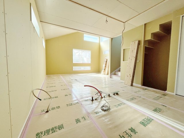 練馬区早宮1丁目 限定1棟の居間・リビング|多面開口の明るく快適な17.3帖のLDK
一部勾配天井を設け開放感を演出
建築中になりますがご内覧できます
お気軽にお問い合わせください♪