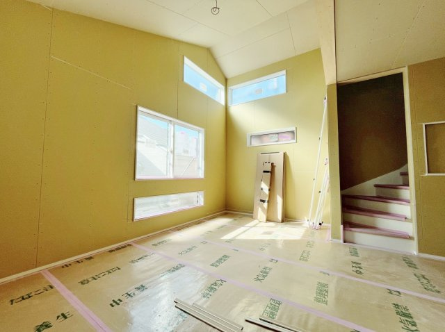 練馬区早宮1丁目 限定1棟の居間・リビング|勾配天井+多面開口の明るく快適な17.3帖のLDK
建築中になりますがご内覧できます
お気軽にお問い合わせください♪