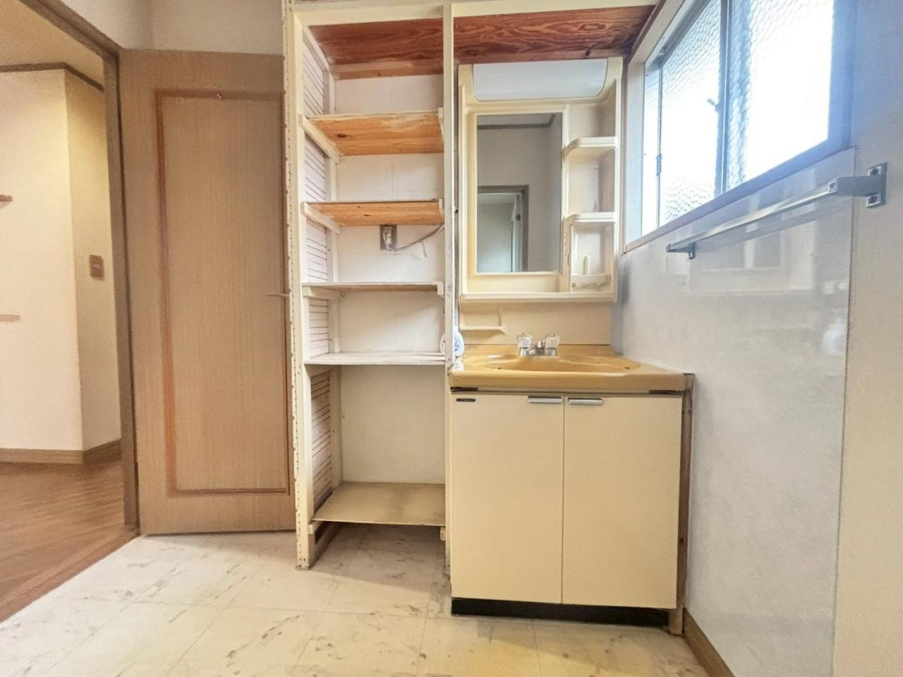 鳥取市下坂本中古戸建の洗面所