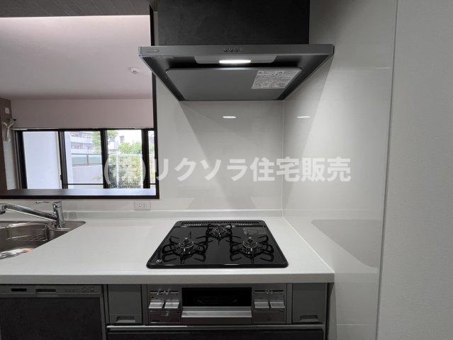 ひらかた北山アミスタ2号棟のキッチン|ビルトイン三口コンロ
■物件内覧・資金計画相談・住宅ローン相談、リフォーム相談、お問合せ受付中■
※当日・翌日のご内覧、ご相談はお電話でのお問合せがスムーズです！