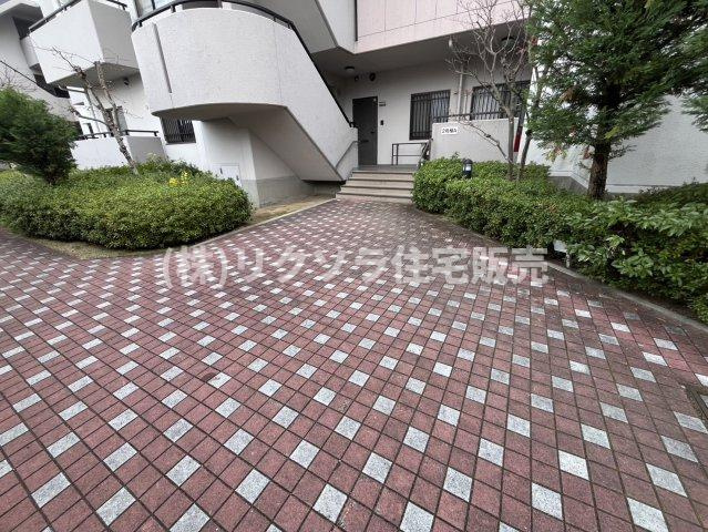 ひらかた北山アミスタ2号棟のエントランス|■物件内覧・資金計画相談・住宅ローン相談、リフォーム相談、お問合せ受付中■
※当日・翌日のご内覧、ご相談はお電話でのお問合せがスムーズです！