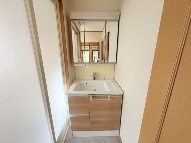 売中古戸建　焼津市三ケ名の独立洗面台|鏡の裏と洗面台の下に収納有