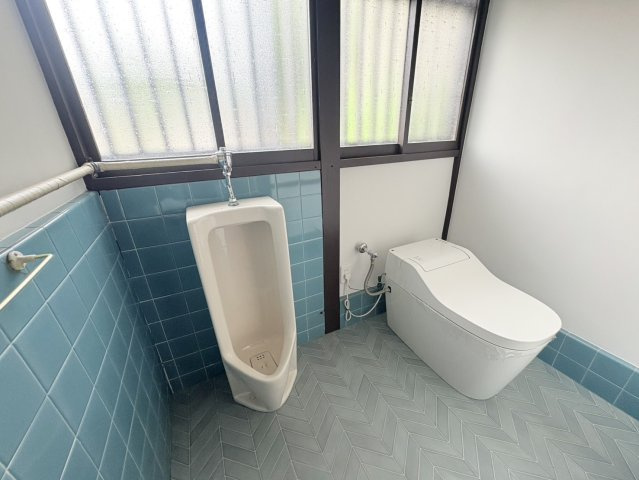 売中古戸建　焼津市三ケ名のトイレ|大きな窓があることで、換気、採光、清潔感の向上が期待できます。