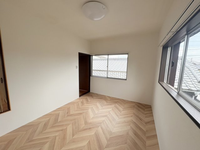 売中古戸建　焼津市三ケ名の洋室|2階洋室。窓も多くありますので、明るい雰囲気を感じられます。