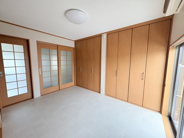 売中古戸建　焼津市三ケ名の洋室|2階洋室。ベランダに繋がる大きな窓があるので開放感を感じられそうですね。