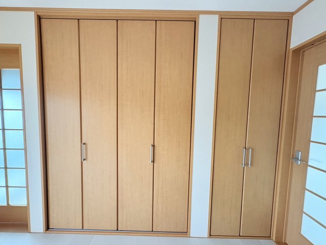 売中古戸建　焼津市三ケ名の収納|2階洋室の収納。たくさんの収納で居住空間をスッキリ快適に保つことができますね！
