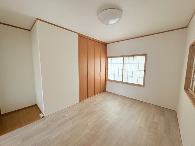 売中古戸建　焼津市三ケ名の洋室|2階洋室。あたたかみのある明るい空間のお部屋です。