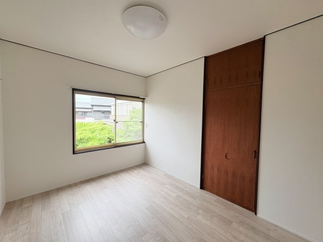 売中古戸建　焼津市三ケ名の洋室|2階洋室。窓が2ヶ所あり明るくて風通しも良いです。