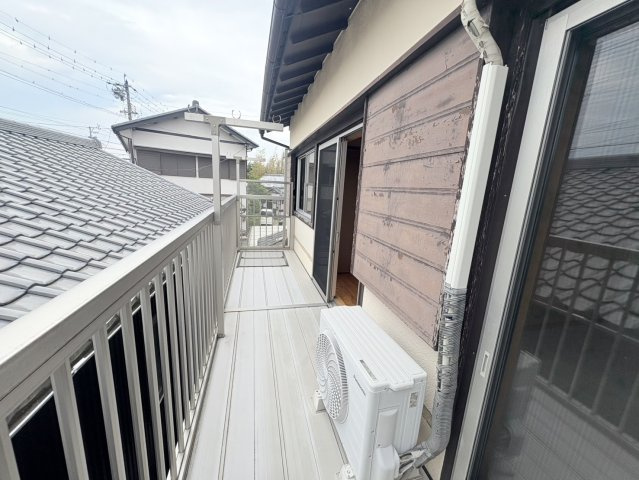 売中古戸建　焼津市三ケ名のその他|ベランダ。洗濯物をまとめて干すのに十分なスペースを確保できます。