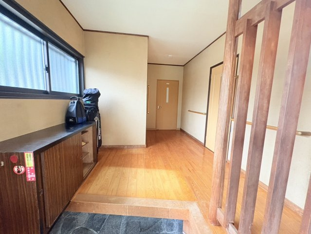 売中古戸建　焼津市三ケ名の玄関|広々としてシューズボックスあり！大きな窓もあるので開放感がありますね！