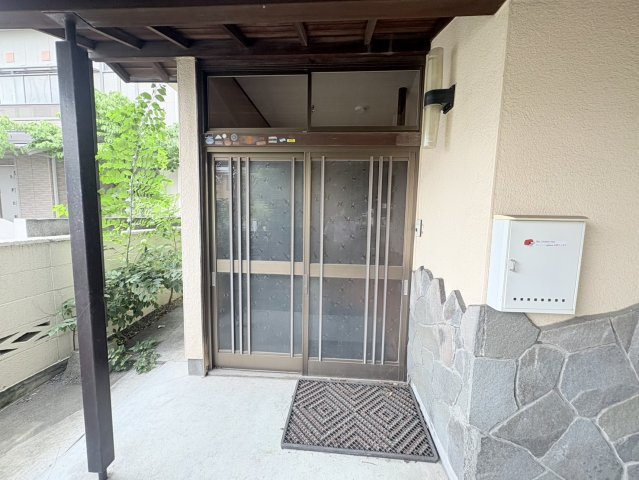 売中古戸建　焼津市三ケ名の玄関|玄関に庇がついてますので、雨天時の出入りの際も濡れにくいですね。