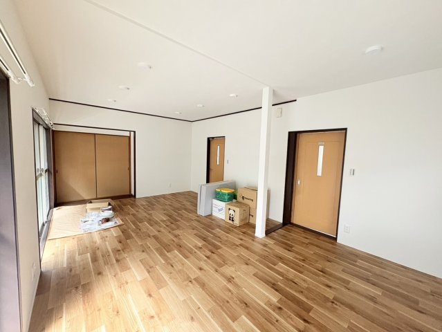 売中古戸建　焼津市三ケ名の居間・リビング|14.5帖のＬＤＫ！広々としており、開放感があります。