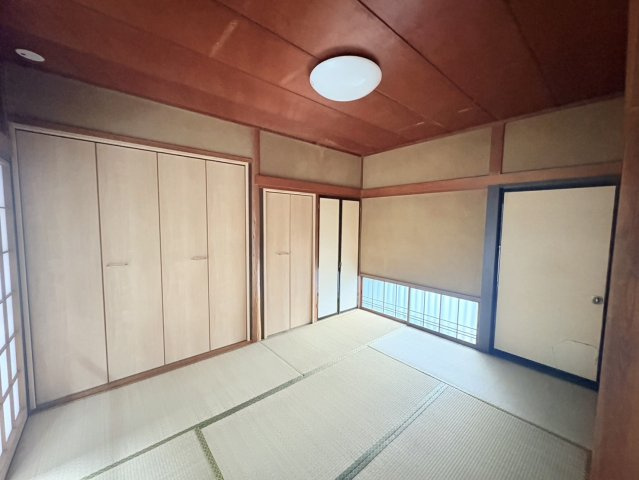 売中古戸建　焼津市三ケ名の和室|窓が2カ所あり、陽の光がはいり風通しもよいです。