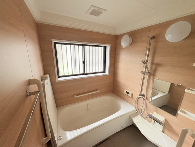 売中古戸建　焼津市三ケ名の浴室|明るくぬくもりのあるデザイン。手すりもあり安心です！