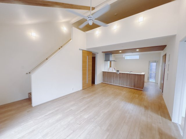 宇都宮市花房3丁目 2期 全2棟の居間・リビング|〇2号棟 LDK18帖〇
リビング階段からロフトに繋がります♪限られたスペースを有効活用できます☆
またロフトからリビングを見渡せご家族のコミュニケーションが捗ります♪
※2025年12月撮影

