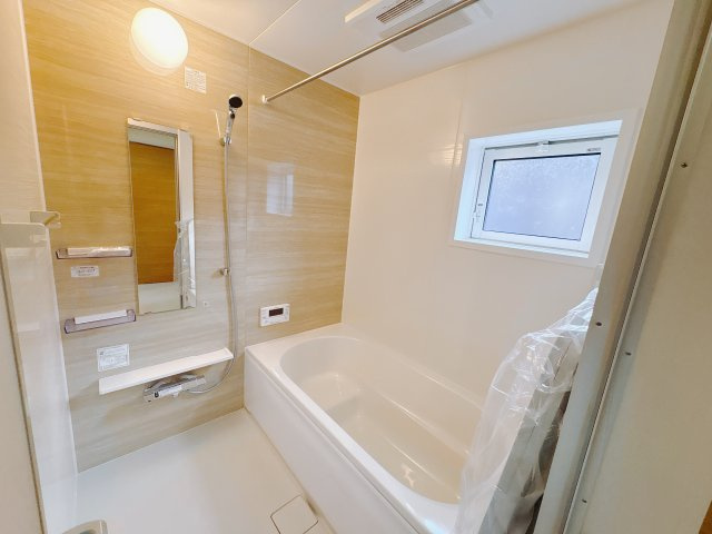 宇都宮市花房3丁目 2期 全2棟の独立洗面台|〇2号棟〇
三面鏡ならではの広い視野で、ヘアセットやメイクがよりスムーズに。
鏡裏にはたっぷり収納を備え、散らかりがちな小物もスッキリ整理できます。
※2025年12月撮影