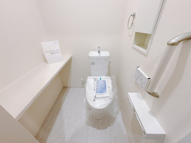 宇都宮市花房3丁目 2期 全2棟の浴室|〇2号棟〇
家族みんなの使いやすさとリラクゼーションを追求した体も心も安らぐバスルーム。浴室暖房乾燥機が標準装備です。
※2025年12月撮影