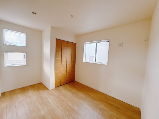 宇都宮市花房3丁目 2期 全2棟の収納|〇2号棟 6帖洋室〇
洋服もバッグもまとめて収納できるウォークインクローゼット。見渡せるから選びやすく、毎日のコーディネートがもっと楽しくなります。
※2025年12月撮影