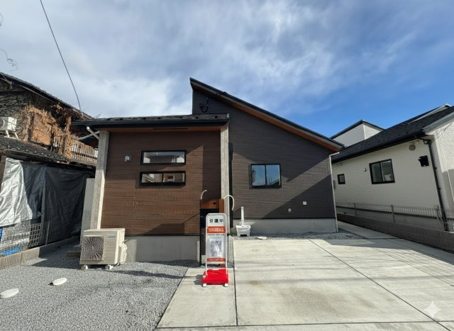 宇都宮市花房3丁目 2期 全2棟の外観|〇2号棟【4LDK+ロフト+カースペース２台】
太陽光発電にオール電化で将来を見据えたプラン♪3台駐車可能なゆとりのカースペース。夫婦それぞれの車も、お客様のお車も余裕に対応できます。
