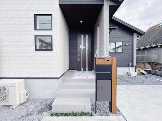 宇都宮市花房3丁目 2期 全2棟の玄関|〇2号棟〇
奥行きのあるアプローチがある事で雨に日でもぬれずに傘の準備が出来ます。また、人目を気にせず扉を開け閉めできますので、毎日のお出かけもストレスフリーです！
※2025年12月撮影