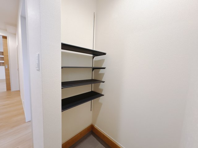 宇都宮市花房3丁目 2期 全2棟の玄関|〇2号棟〇
靴好きさんも安心の収納力。季節ごとの靴やブーツもたっぷり入る大容量シューズボックスで、玄関が広々快適空間に変わります。
※2025年12月撮影