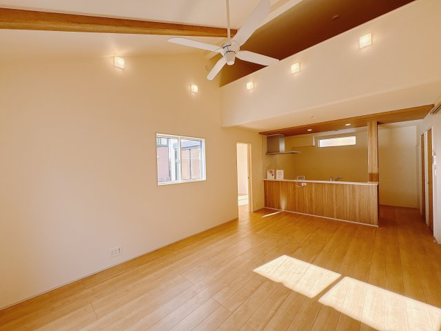 宇都宮市花房3丁目 2期 全2棟の収納|〇2号棟〇
玄関左手には可動棚付きの収納スペース。靴だけでなく傘・ベビーカー・アウトドア用品などもまとめて収納できて大変便利です♪
※2025年12月撮影