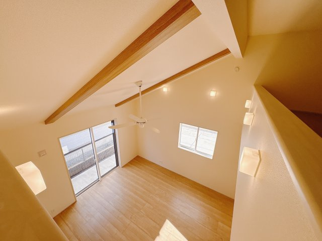 宇都宮市花房3丁目 2期 全2棟の居間・リビング|〇1号棟LDK18帖〇
天井を屋根形状に合わせて高くすることで開放感が増しました！シーリングファン付きで空気の循環も◎
※2025年12月撮影