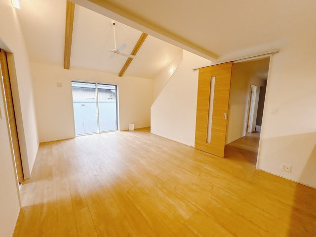 宇都宮市花房3丁目 2期 全2棟の居間・リビング|〇2号棟 LDK18帖〇
開放感抜群のリビング。天井を屋根形状に合わせて高くすることで広がりのあるゆとり空間が誕生しました♪
※2025年12月撮影