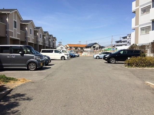 ユニヴェールの駐車場