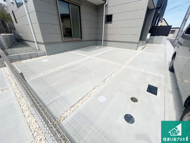 神戸市北区道場町日下部　第1期　新築一戸建ての前面道路含む現地写真|並列２台駐車可能！ゆとりの駐車スペースで車庫入れもスムーズ！