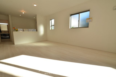 【居間・リビング】 | 海老名市国分南3丁目 新築戸建て 全3棟【仲介手数料無料】 | □■当社なら諸費用を最大限削減できます■□