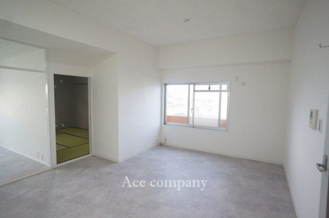 【居間・リビング】 | ハイマート弥刀弐番館 | 【LDK：約11.75帖】リビングに窓あります☆