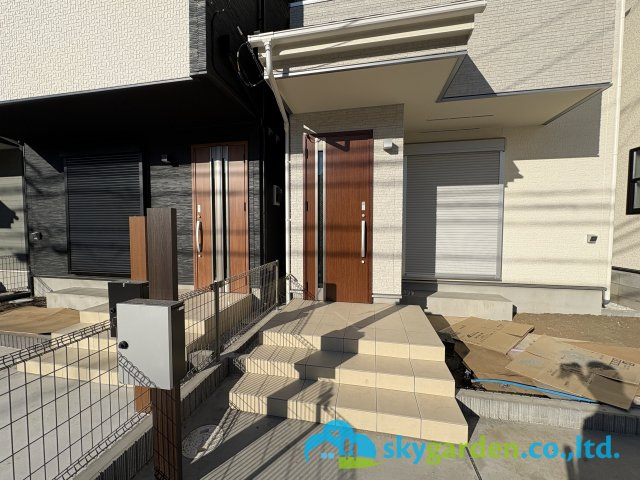 茅ヶ崎市香川4丁目　新築戸建　全3棟3号棟の外観|玄関前の様子