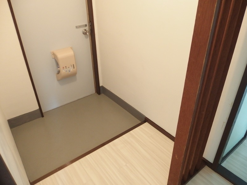 天野アパートの玄関