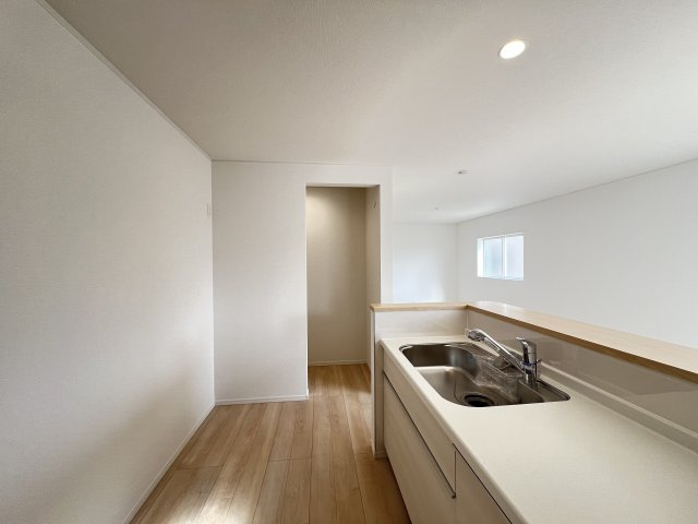 橿原市大久保町　第1期全４棟のキッチン|パントリーもあるお料理しやすいキッチンです